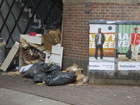 908291 Afbeelding van een stapel zwerfvuil aan het eind van de Breedstraat bij de Wijde Begijnestraat te Utrecht.